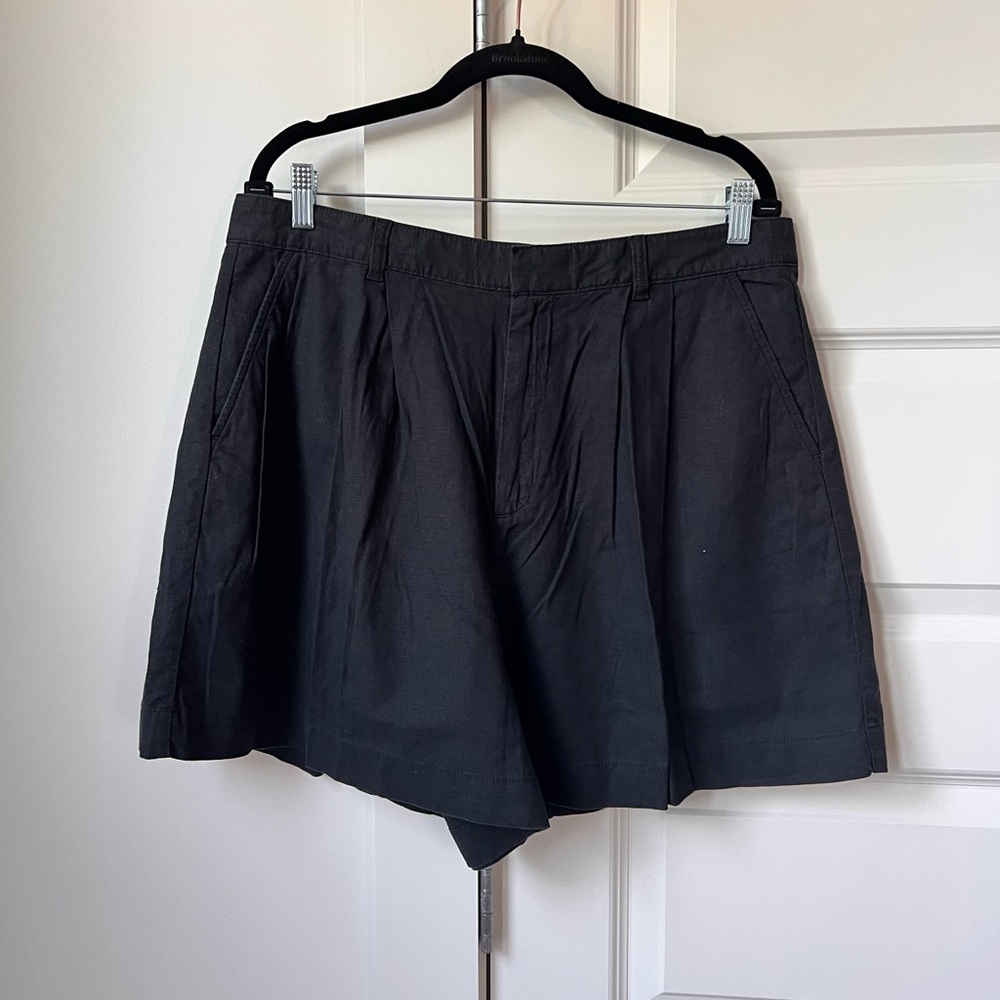 GAP Black 5″ Linen Blend Shorts (Size 16)
